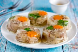 Как приготовить заливное из куриц