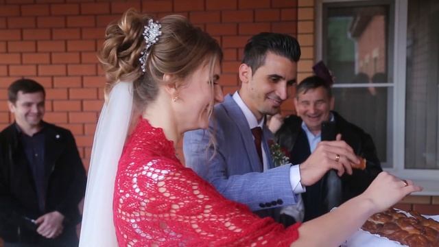По традиции родители встретили молодожёнов с караваем