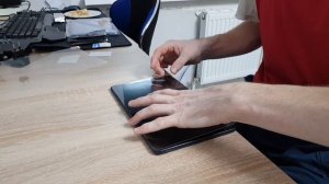Как наклеить защитное стекло на планшет