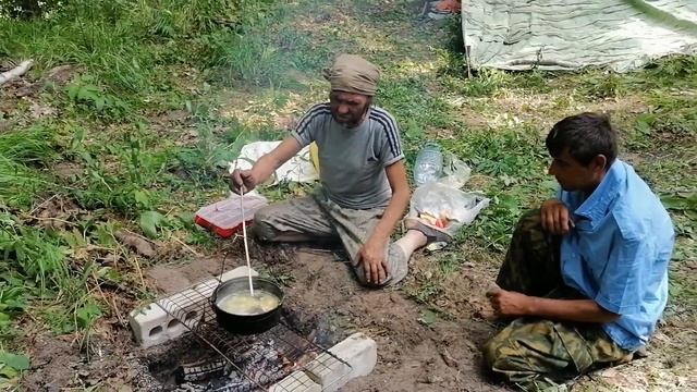 Лесные люди. Уха на костре. Отшельники лесные братья готовят ужин смотреть онлайн