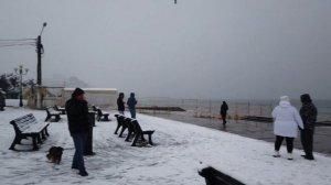 СИЛЬНЕЙШИЙ СНЕГОПАД ЗАВАЛИЛ КРЫМ. ИДЁМ на НАБЕРЕЖНУЮ ПОСМОТРЕТЬ, что с МОРЕМ. АЛУШТА зимой ЯНВАРЬ