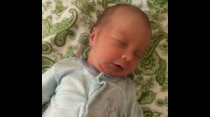 Самый сладкий зевок малыша. Малыш зевает. Baby born.
