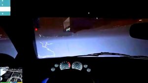 Полет в машине во время грозы