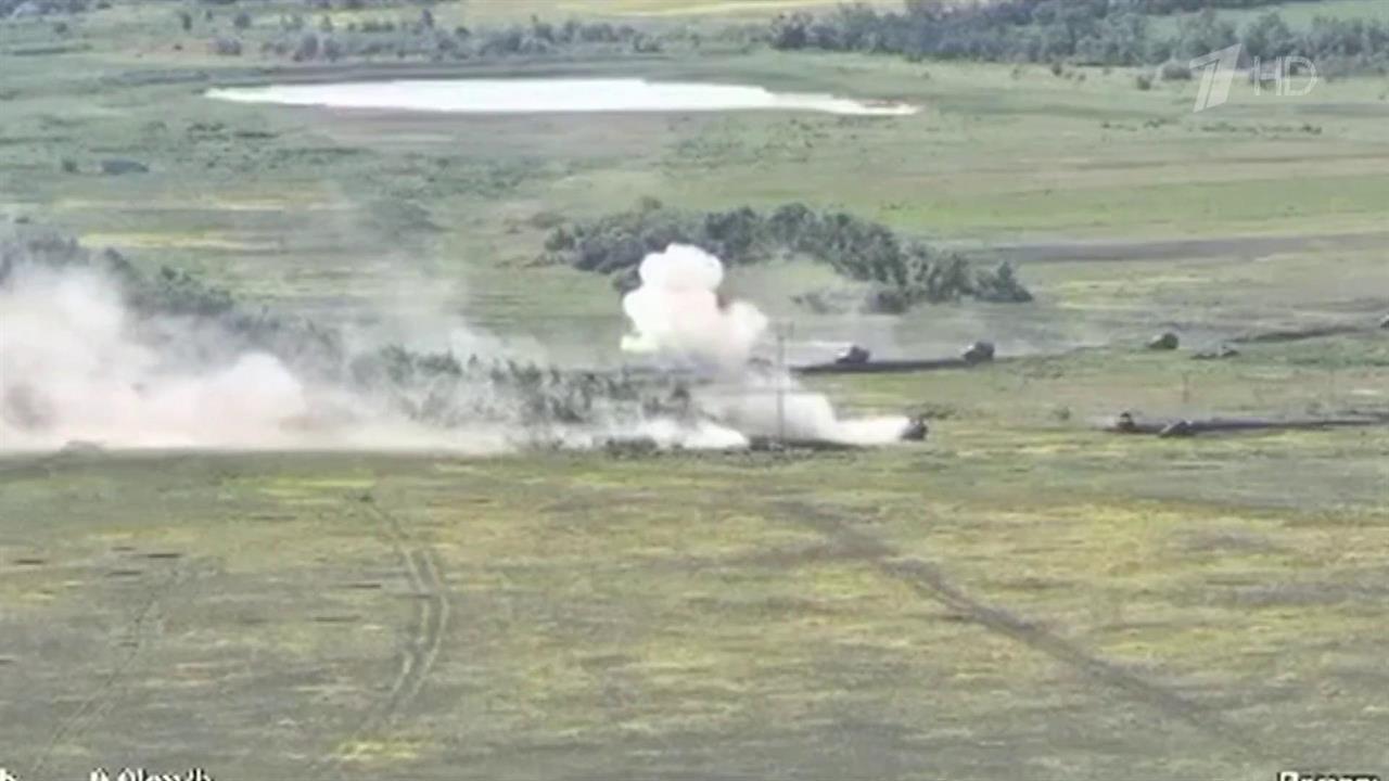 Российский танк при поддержке артиллерии за считанные минуты разгромил колонну боевых машин ВСУ