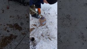 Отбираем воду со скважины глубиной 8 метров.