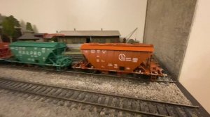 Модели хопперов-цементовозов 19-1217, и 11-715 в масштабе 1:87 на макете