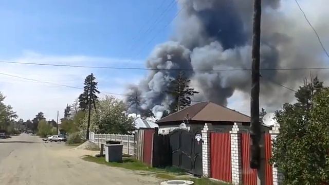 В ВКО крупный лесной пожар подходит к коттеджным домам смотреть онлайн