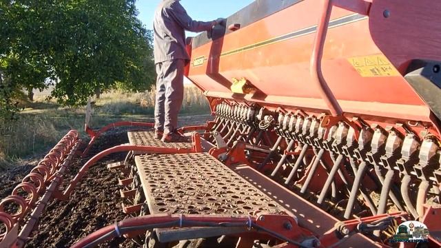 Завершение посева рапса сплошной сеялкой Vaderstad Rapid 400 и трактором Case Puma 210!