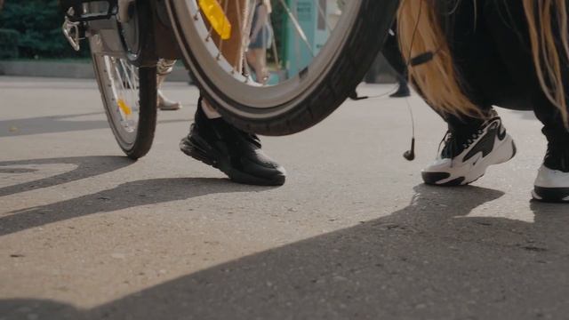 Они разрезают людям наушники смотреть онлайн