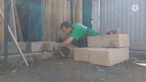 Делаю пристройку из блоков полистиролбетона. Укладка первого и второго ряда.