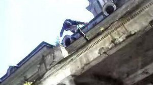 человек упал с высоты!!