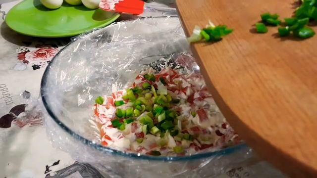 КОЛИ ГОСТІ НА ПОРОЗІ.САЛАТ "ХВИЛИНКА" З КОПЧЕНИМ КУРЯЧИМ ФІЛЕ.