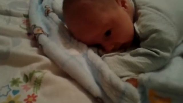 Малыш впервые держит голову смотреть онлайн