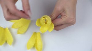 Цветы из конфет и гофрированной бумаги