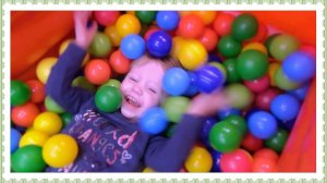 Катаемся на машинках в магазине игрушек