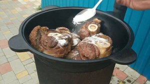 Вкусная говядина в казане на костре