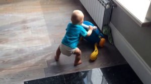 Ребёнок в 7 месяцев ходит c ходунками- каталкой