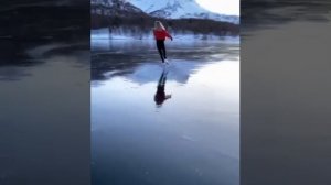 Красивое катание на коньках по льду озера.......