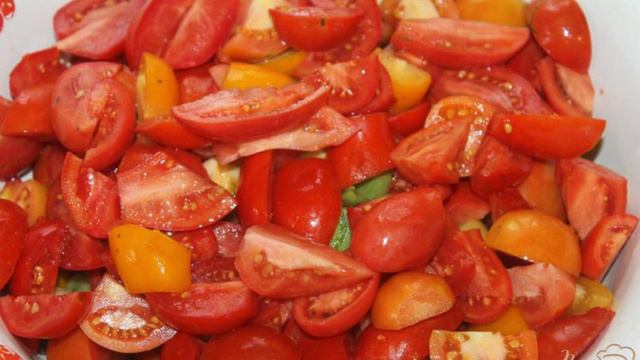 Помидорный салат с дайконом и солеными огурцами