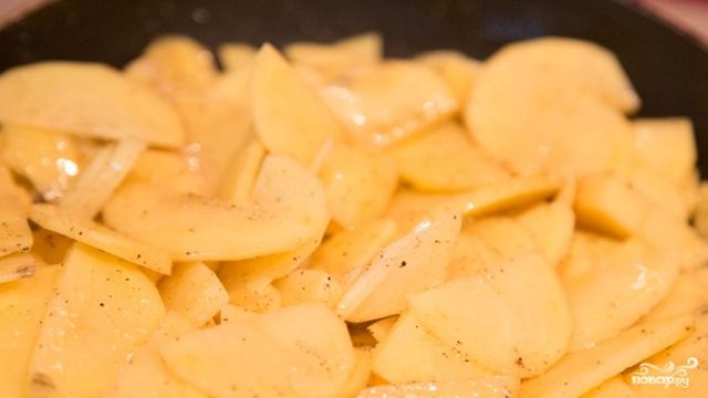Жареный картофель с чесноком
