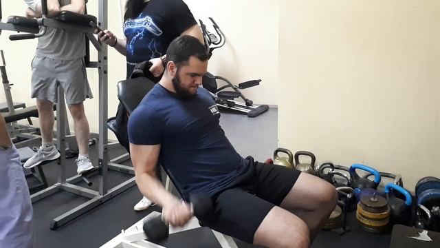 Поочередный подъем на бицепс на скамейке под углом смотреть онлайн