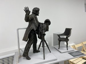 Двухметровый памятник фотографу в Брянске назвали «Птичкой»