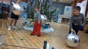 Выступление силачей, клоунов и жонглёров в детском саду