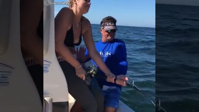 Девушка ловит крупную рыбу смотреть онлайн