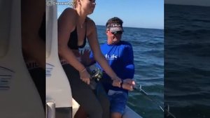 Девушка ловит крупную рыбу