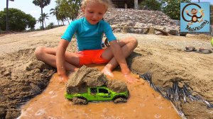 Дети и Машинки. Диана и Даня строят дорогу для машинок игрушек. Манкиту