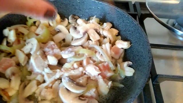 #полтавскиегалушки Полтавские галушки с курицей и грибами.Полтавські галушки з куркою та грибами