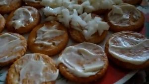 закусочный тортик из крекера и сардин