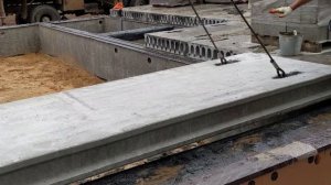 Укладка плит перекрытий на фундамент краном