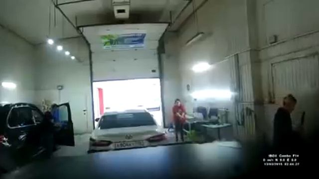 Пьяный автомойщик выгонял из бокса чистый ЛэндКруизер, и разбил новую Камри и BMW X5.