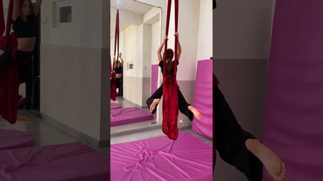 AERIAL SILKS TUTORIAL || Воздушная гимнастика на полотнах смотреть онлайн