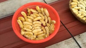 Домашнее производство вяленых (сушеных) бананов в Камбодже