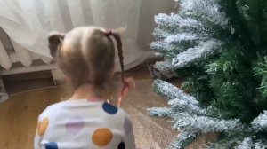Как заснежить елку? Сделать искусственный снег? Смотри видео, мы вам покажем.