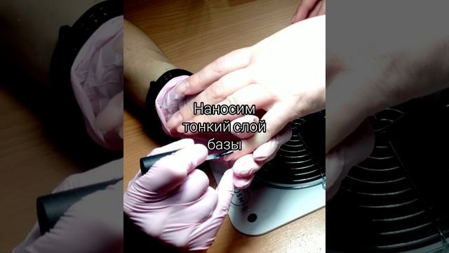 Растяжка блестками на ногтях