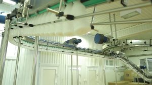 Линия розлива молока производительностью  6000 бутылок в час