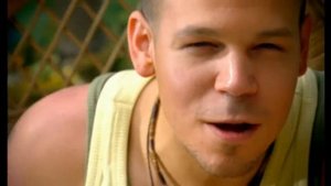 Calle 13 - Un Beso de Desayuno (Video)