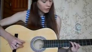Девушка исполняет известную песню Петлюры под гитару.