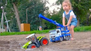 Веселые истории про трактор застрявший в грязь Дариус строит игрушечный мост