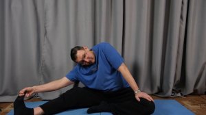 Упражнение для растяжки квадратной мышцы поясницы.