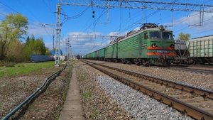 Железная дорога. Электровоз ВЛ10У-044 с грузовым поездом.