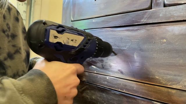 Furniture Flip using my 1 step paint recipe - makeover on a budget - hardware hack - diy Dalia Colo смотреть онлайн