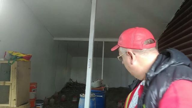 Теплая подстилка в курятнике // Можно ли обогреть курятник куриным помётом? смотреть онлайн