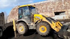 Погрузка грунта экскаватором-погрузчиком в самосвал