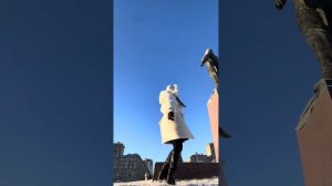 Не видят люди друг-друга, проходят мимо друг-друга, теряют люди друг-друга