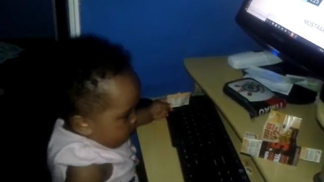 MICHAELE MEXENDO NO COMPUTADOR смотреть онлайн