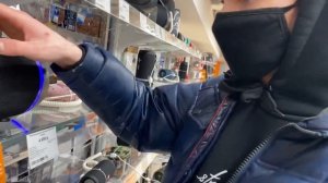 БОРЗЫЙ ОХРАННИК ВЫГОНЯЕТ ИЗ МАГАЗИНА! НЕАДЕКВАТЫ В ТОРГОВОМ ЦЕНТРЕ! ПРАНК